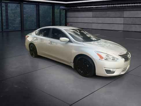 Used 2014 Nissan Altima 2.5 S image 2
