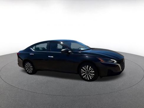 Used 2025 Nissan Altima 2.5 SV FWD image 2