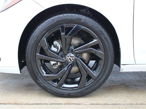 Certified 2025 Volkswagen Jetta SE w/ Black Wheel Package FWD image 30