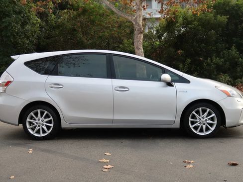 Used 2012 Toyota Prius V Five FWD image 6
