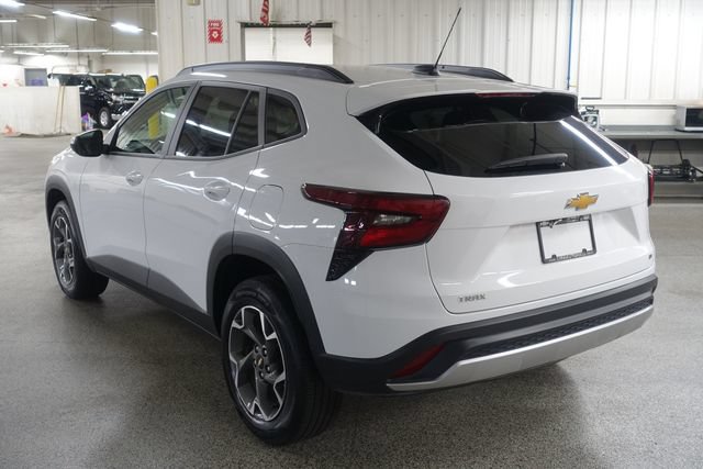 Used 2025 Chevrolet Trax LT FWD image 5