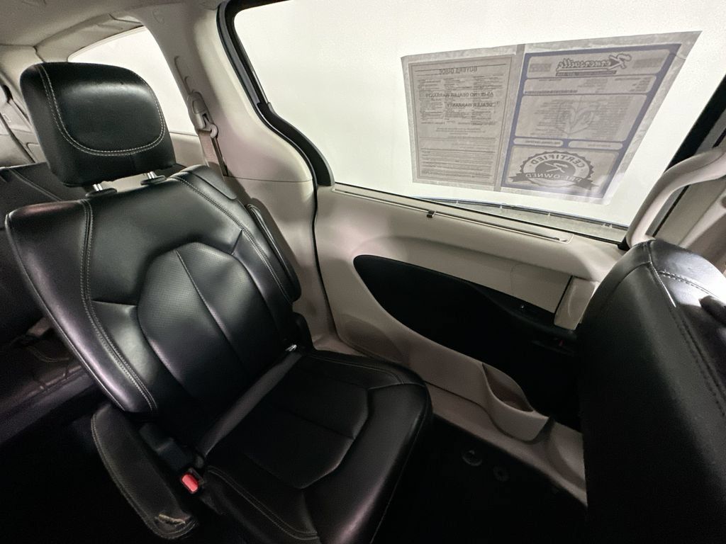 Used 2023 Chrysler Pacifica Touring-L FWD image 14