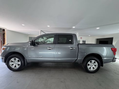 Used 2018 Nissan Titan SV w/ SV Convenience Package AWD/4WD image 4