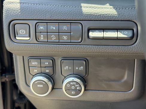 Used 2024 GMC Yukon Denali AWD/4WD image 17