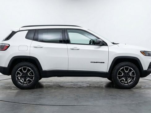 Used 2025 Jeep Compass Trailhawk image 9