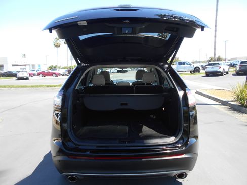 Used 2018 Ford Edge Titanium w/ Technology Package AWD/4WD image 5