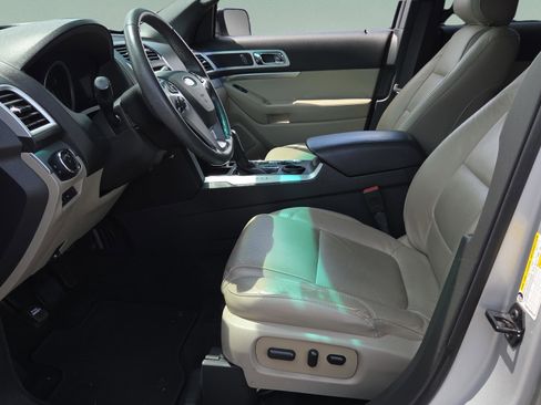 Used 2015 Ford Explorer XLT w/ Equipment Group 202B FWD image 9