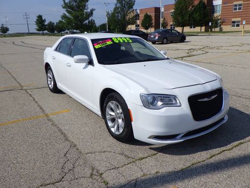 Used 2015 Chrysler 300 Limited RWD image 5
