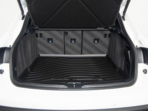 Certified 2025 Porsche Macan image 38