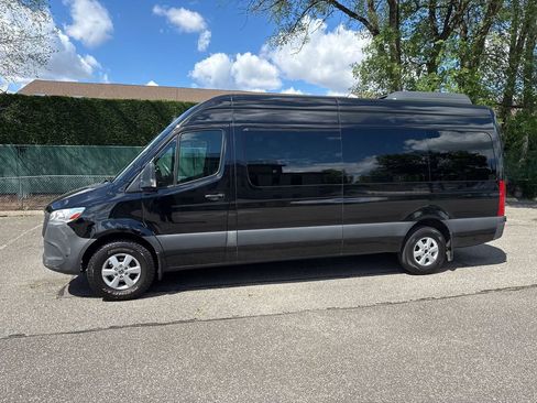 Used 2024 Mercedes-Benz Sprinter 2500 image 3