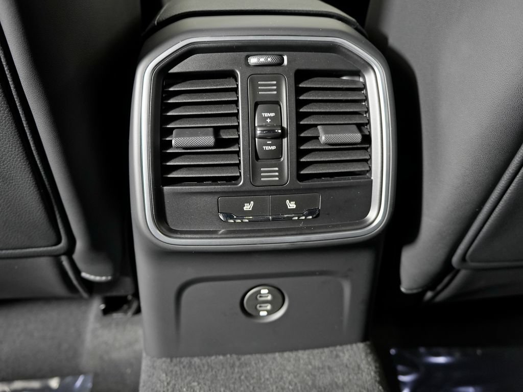 Used 2026 Porsche Macan AWD/4WD image 36