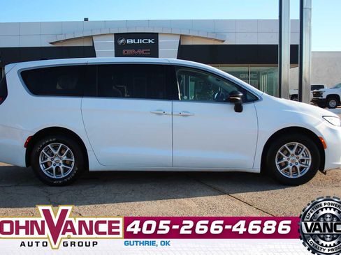 Used 2024 Chrysler Pacifica Touring-L image 12