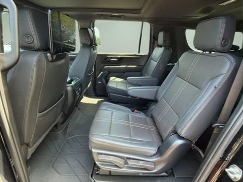 Used 2025 Chevrolet Suburban High Country AWD/4WD image 20