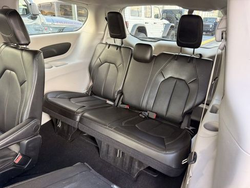 Used 2024 Chrysler Pacifica Touring-L image 15