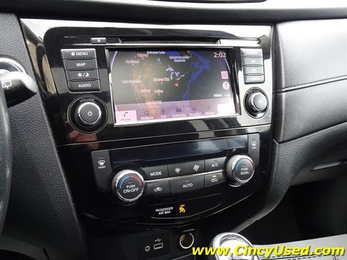 Used 2018 Nissan Rogue SV w/ Sun & Sound Touring Package AWD/4WD image 18
