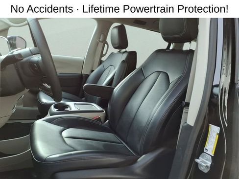 Used 2024 Chrysler Pacifica Touring-L image 12