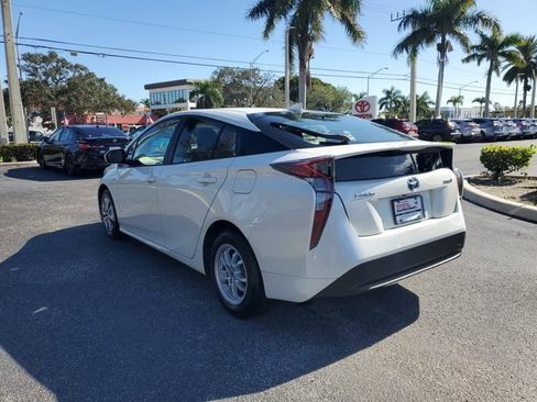 Used 2017 Toyota Prius Four image 3