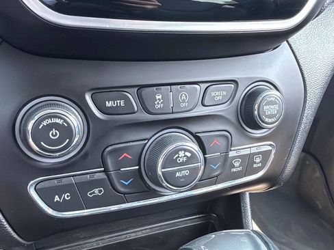 Used 2019 Jeep Cherokee Limited image 18