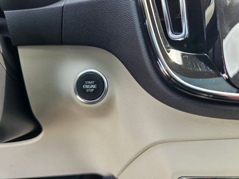 Used 2019 Volvo XC40 T5 Momentum image 37