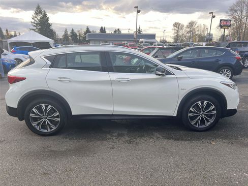 Used 2018 INFINITI QX30 Premium w/ Cargo Package image 6