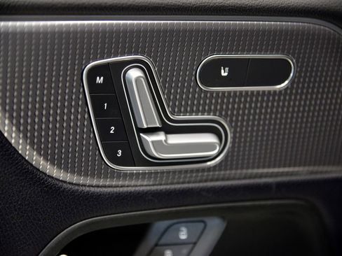 Used 2020 Mercedes-Benz GLB 250 4MATIC image 17