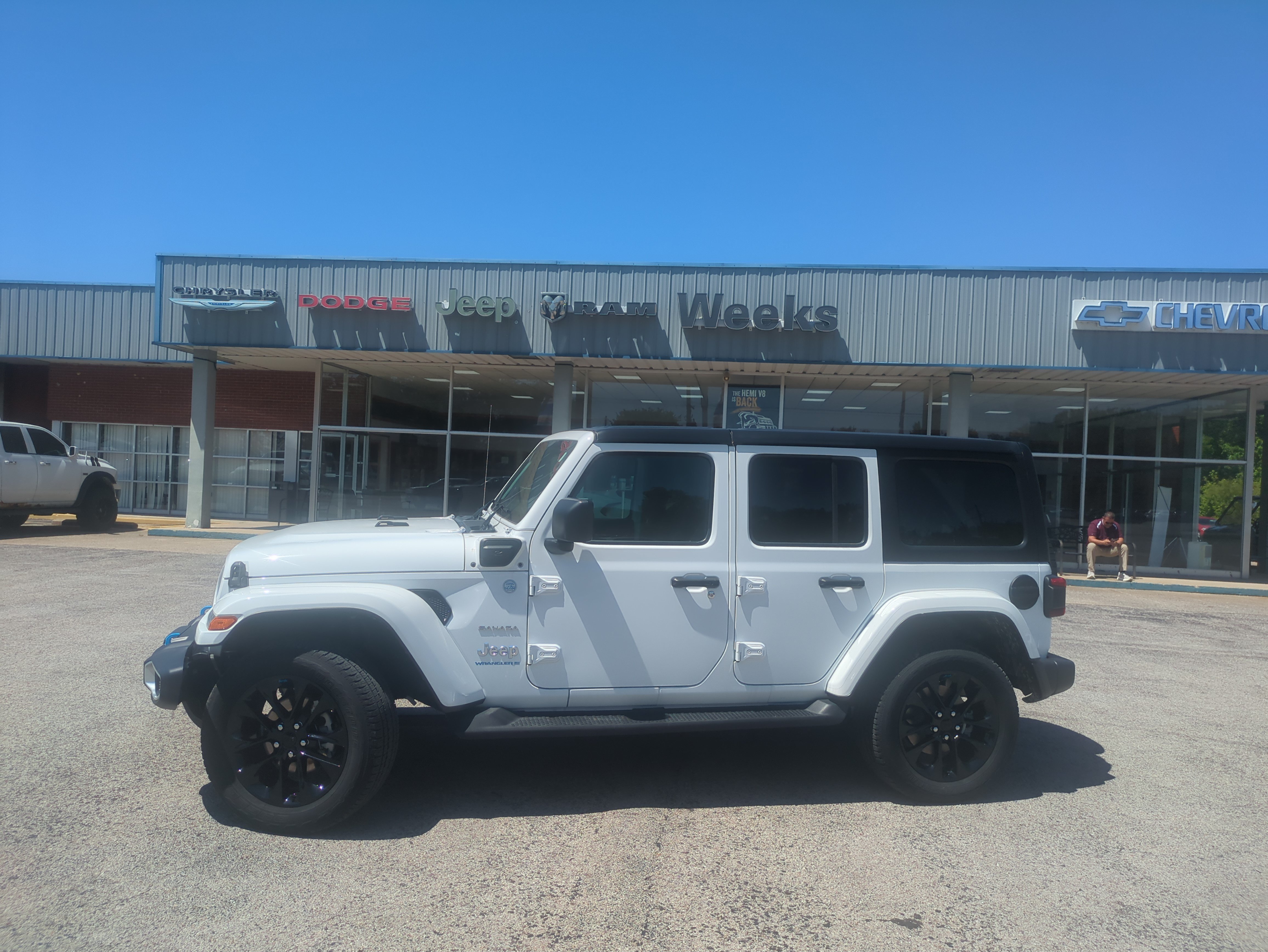 Used 2023 Jeep Wrangler Unlimited Sahara w/ Cold Weather Group AWD/4WD image 2