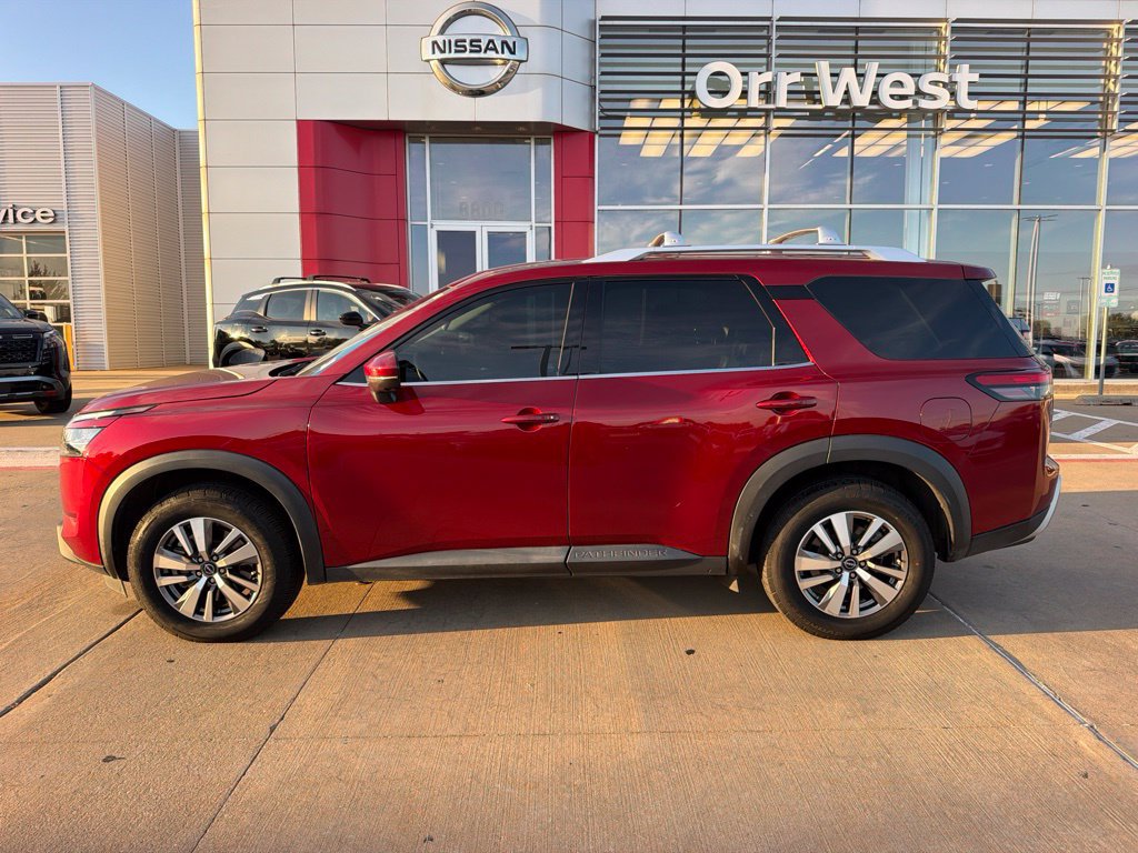 Used 2023 Nissan Pathfinder SL AWD/4WD image 2