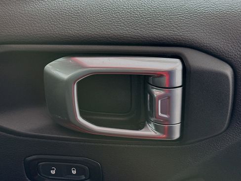 Used 2025 Jeep Wrangler Sahara image 28