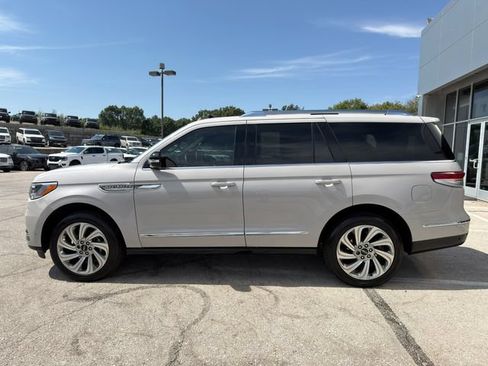 Used 2024 Lincoln Navigator Premiere AWD/4WD image 4