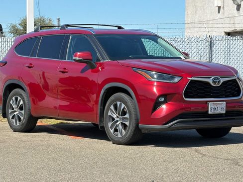 Used 2021 Toyota Highlander XLE AWD/4WD image 7