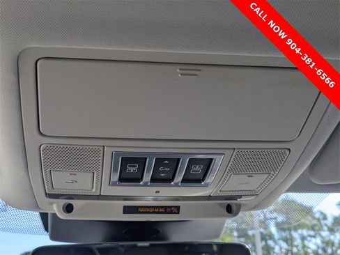 Used 2019 Land Rover Discovery HSE image 11