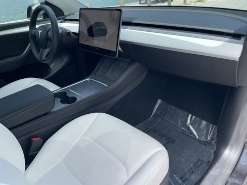 Used 2024 Tesla Model Y Long Range AWD/4WD image 8