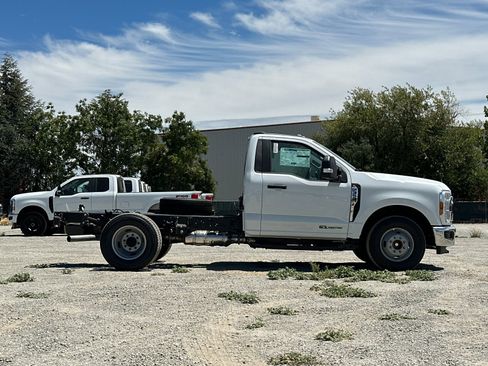 New 2025 Ford F350 XL w/ XL Chrome Package image 3