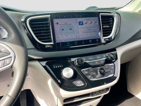 Certified 2023 Chrysler Pacifica Touring-L FWD image 14