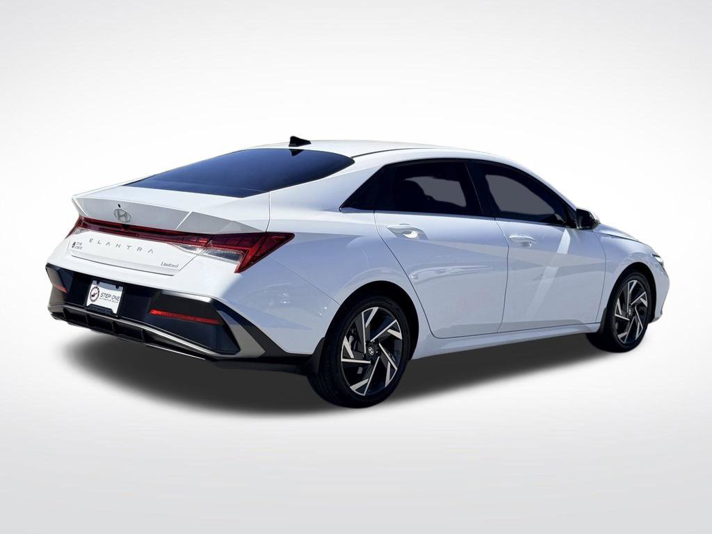 Used 2025 Hyundai Elantra Limited FWD image 7