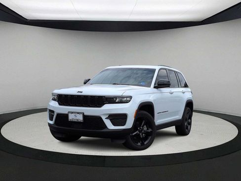 Used 2023 Jeep Grand Cherokee Altitude AWD/4WD image 1