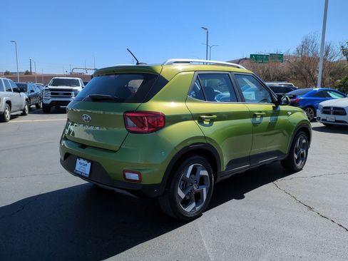 Used 2023 Hyundai Venue SEL image 3