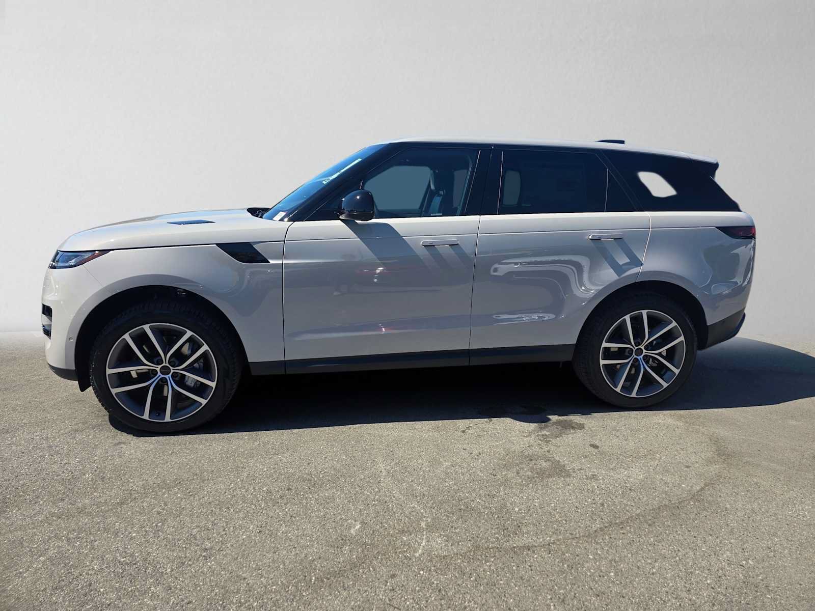 New 2027 Land Rover Range Rover Sport SE AWD/4WD image 2