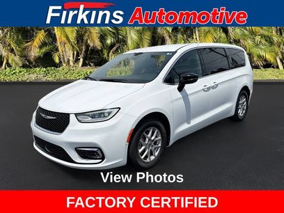 Used 2025 Chrysler Pacifica Select