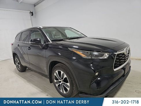 Used 2022 Toyota Highlander XLE AWD/4WD image 12