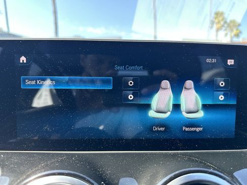 Used 2020 Mercedes-Benz GLB 250 4MATIC w/ Premium Package image 13