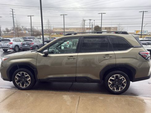 Used 2025 Subaru Forester Premium image 6