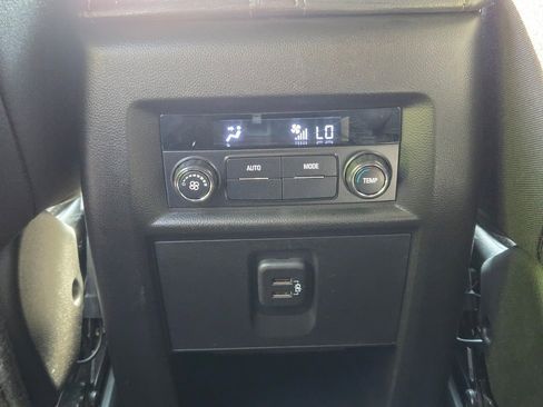 Certified 2022 Chevrolet Traverse LT FWD image 20