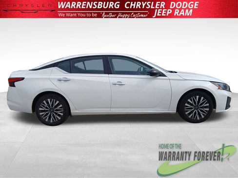 Used 2025 Nissan Altima 2.5 SV FWD image 2