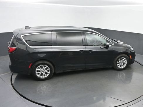 Used 2023 Chrysler Pacifica Touring-L FWD image 41