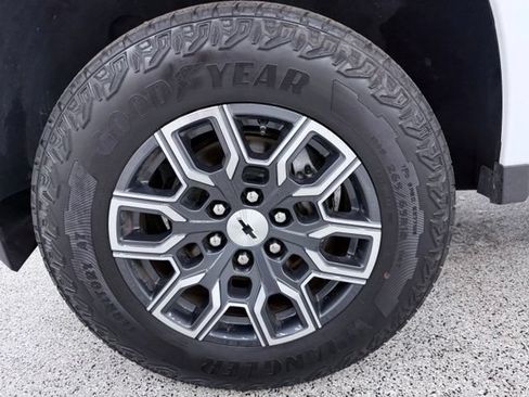 Used 2025 Chevrolet Colorado Z71 AWD/4WD image 14