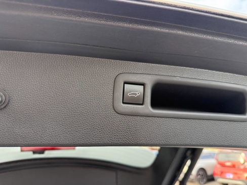 Used 2023 Toyota Highlander LE FWD image 25