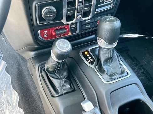 Certified 2025 Jeep Gladiator Sport AWD/4WD image 17