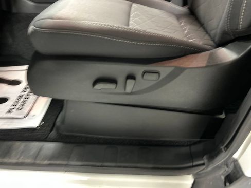 Used 2025 Nissan Frontier SV RWD image 11