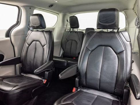 Used 2024 Chrysler Pacifica Touring-L FWD image 27